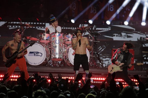 Red Hot Chili Peppers на сцената. Снимка: Reuters