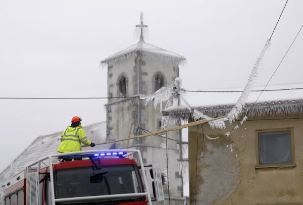 Работници се опитват да махнат висулките от електрическата мрежа. Снимка: Reuters