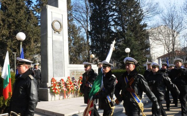 Бургас празнува 136 години от Освобождението си. На този ден през 1878 година жителите на Бургас посрещат &bdquo;Летящият отряд&rdquo; на полковник Лермонтов. Снимка: Булфото