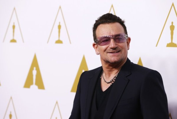 Фронтменът на U2 Боно, попаднал сред тазгодишните претенденти с номинацията си за най-добра песен от филм за &quot;Ordinary Love&quot; от &quot;Мандела: Дългият път към свободата&quot;. Снимка: Reuters