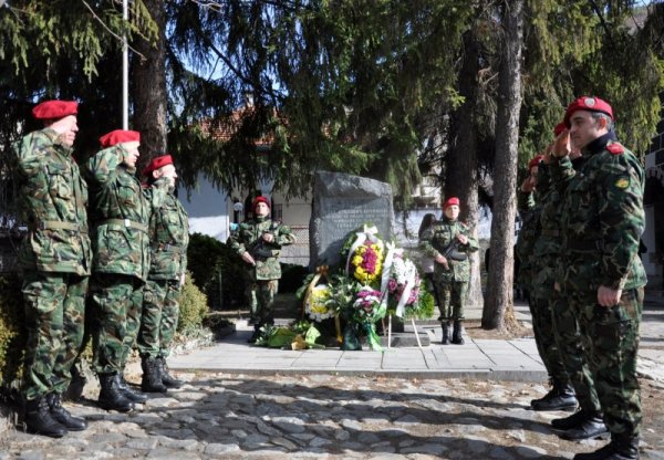 Благоевградската общественост отбеляза 136 години от освобождението на Горна Джумая от турско робство. По този повод бяха положени венци и цветя на признателност към загиналите в Руско-турската освободителна война през 1877-1878 г. на паметния знак в двора на катедралния храм &quot;Въведение Богородично&quot;. Снимка: БТА