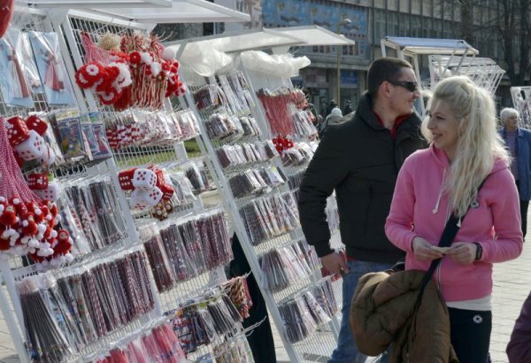 Базар за мартеници разкри Община Добрич на пл.&quot;Свобода&quot; в пешеходната зона на града. На абсолютно еднакви щандове производители и търговци ще предлагат на жителите и гостите на града ръчно изработени, традиционни и нетрадиционни мартеници до 3 - ти март. Снимка: БТА