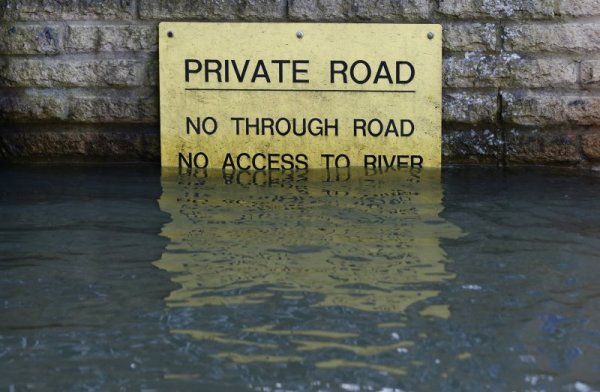 Частен път под вода. Снимка: Reuters