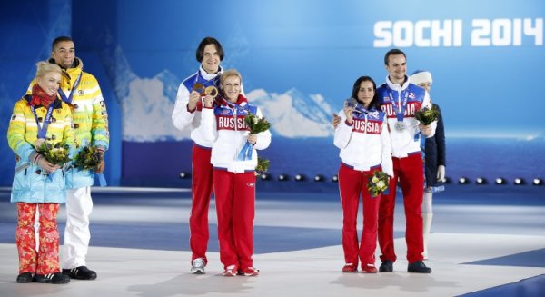 Медалистите при спортните двойки от фигурното пързаляне получиха своите медали на специална церемония в центъра на олимпийската столица. Снимка: БТА
&nbsp;