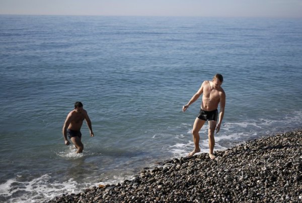 Температурите позволяват и къпане в Черно море. Снимка: Reuters