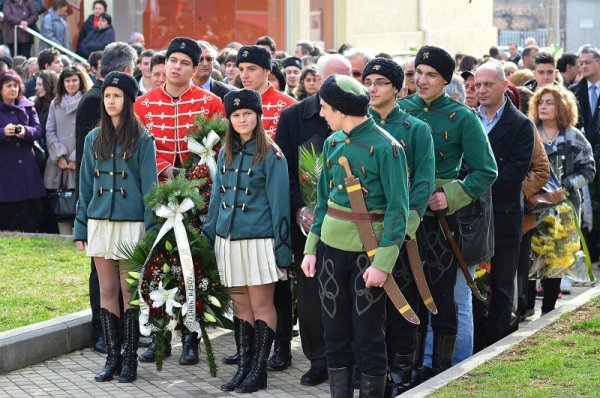 В Сливен също се преклониха пред делото на Апостола. Снимка: Булфото