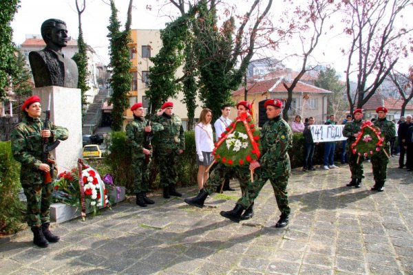 С шествие, поднасяне на венци и цветя пред паметника на Васил Левски и едноминутно мълчание, Хасково почете 141-та годишнина от обесването на Апостола на свободата. Снимка: Impact Press Group