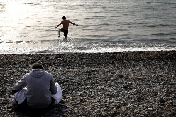 Ентусиаст влиза да се къпе във водите на Черно море край олимпийската столица Сочи. Снимка: БТА