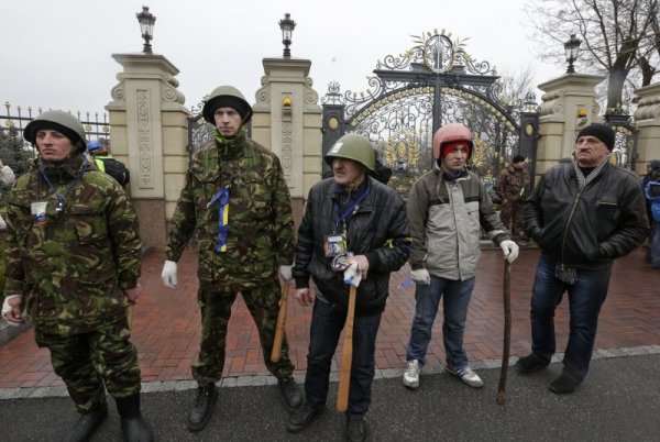 Представители на протестиращите следят за реда в резиденцията. Снимка: Reuters