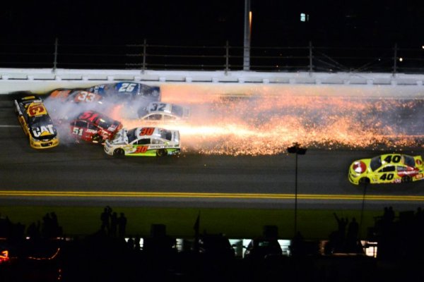 Зрелищна катастрофа по време на състезанието Daytona 500 в САЩ. Снимка: Reuters