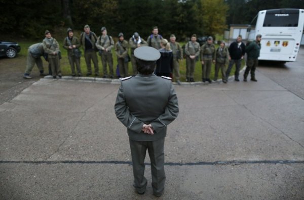 Вечерна проверка преди влизането в бункера. Снимка: Reuters