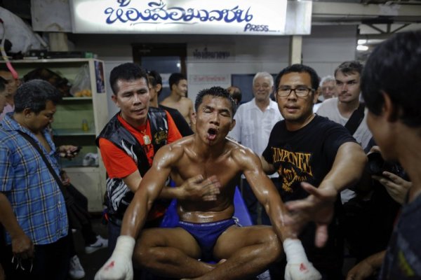 Боец по Муай-Тай след битка в легендарната зала Lumpinee в Банкок, която ще бъде закрита след като в продължение на 57 години е била арена на боеве. Снимка: Reuters