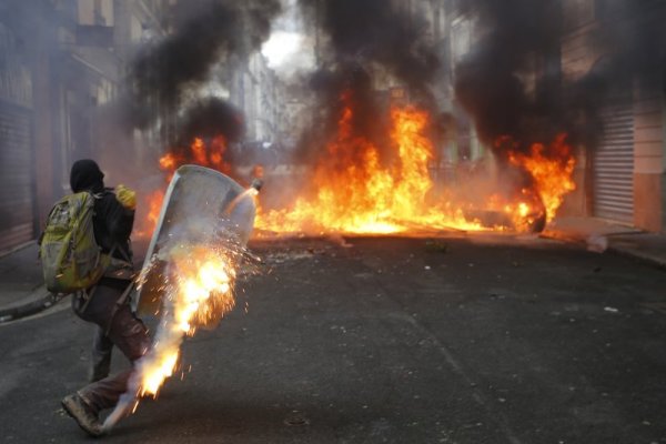 Улица в Нант, Франция, е обхваната от огън и дим. Местни хора протестират срещу построяването на ново летище. Снимка: Reuters