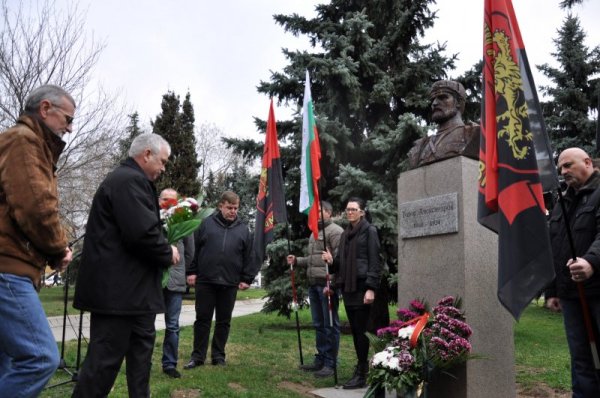 В Благоевград бе отбелязана 133-годишнината от рождението на големия български родолюбец и легендарен водач на ВМРО Тодор Александров. Десетки негови последователи и признателни потомци събра честването пред бюст-паметника на войводата край централната улица в Благоевград, която носи неговото име. Снимка: БТА