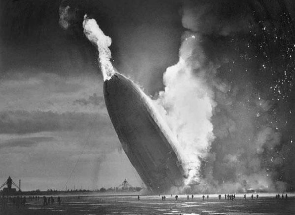 Катастрофата на цепелина Hindenburg, 6 май, 1937 г. Снимка: sobadsogood.com