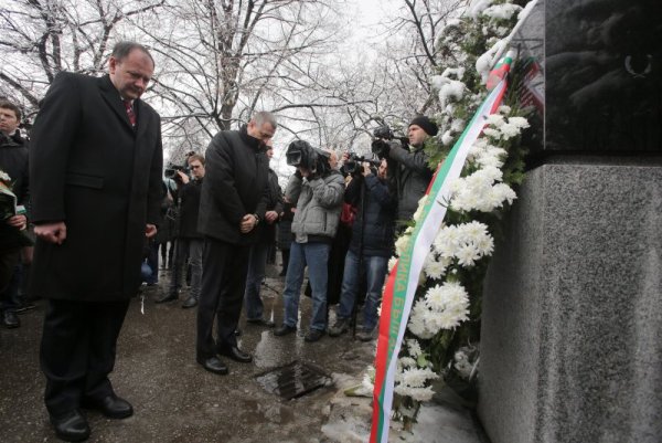 Председателят на парламента Михаил Миков, министърът на вътрешните работи Цветлин Йовчев, столичният кмет Йорданка Фандъкова, председателят на Организацията на евреите в България &ldquo;Шалом&rdquo; Максим Бенвенисти и депутати присъстваха на отбелязването на Деня в памет на жертвите на Холокоста. Снимка: БТА
&nbsp;