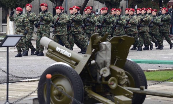 Празникът на артилерията и ракетните войски бе тържествено отбелязан в 4-ти артилерийски полк в Асеновград. По случай празника в района на полка бе открит и нов параклис &quot;Свети Георги Победоносец&quot;. Снимка: БТА