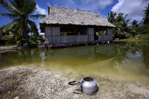 Обичайна гледка &ndash; местните къщи &quot;плуват&quot; сред вода. Снимка: Reuters