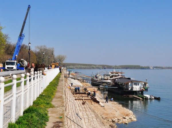 Топлото време и ниското ниво на река Дунав позволява да се извършва ремонта и укрепването на кейовата стена край Видин. Снимка: БТА