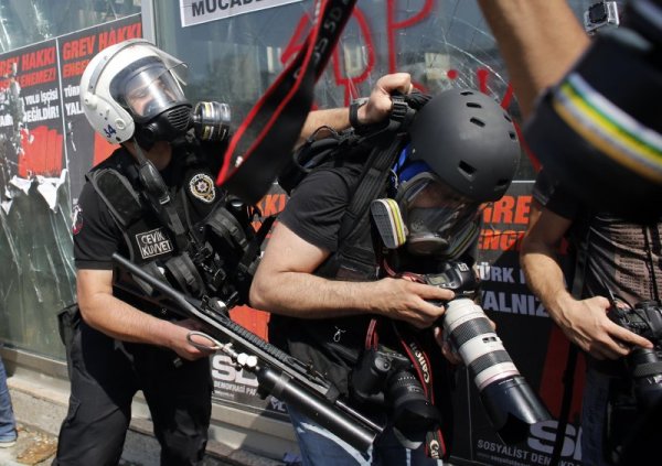 Турски полицай избутва фотограф по време на протест на площад Таксим в Истанбул на 11 юни 2013 година по време на антиправителствени протести. Снимка: Reuters