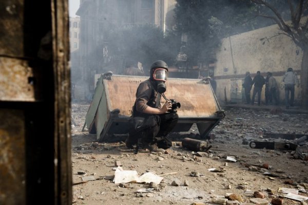 Френският фотограф Реми Очлик на бойното поле в Кайро, Египет, на 23 ноември 2011 г. Реми и американският кореспондент Мари Колвин бяха убити на 22 февруари 2012 г. в обсадения сирийския град Хомс. Ракети, изстреляни от правителствените сили, ударили къщата, в която били отседнали. Снимка: Reuters