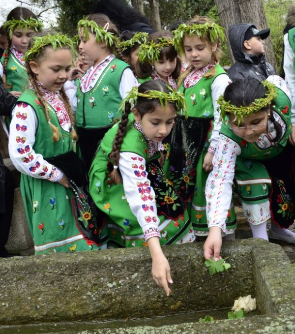 Възстановка под надслов &quot;Пъстър Лазар - шарена Цветница&quot;, организираха в двора на Етнографска къща - музей в Добрич възпитаници на ЦДГ &quot;Весела&quot; и ученици от клуб &quot;Златна ябълка&quot; при СОУ &quot;Св. Климент Охридски&quot; по повод предстоящите християнски празници. Снимка: БТА