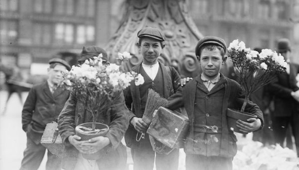 Момчета са си купили цветя от Юниън Скуеър в Ню Йорк, 1908 г. Снимка: Ebaumworld