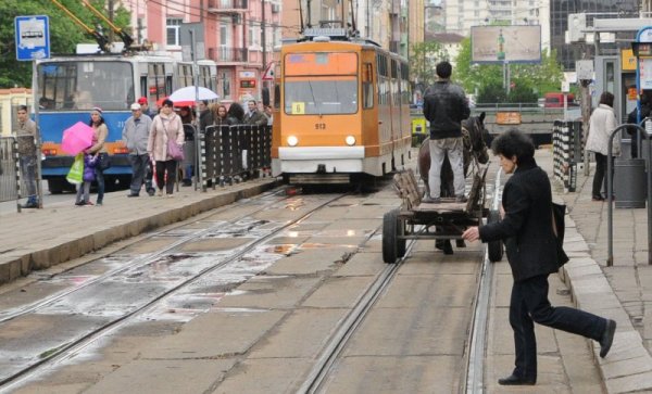 Ромска каруца с кон, движеща се в центъра на столицата, пречи на движението на &quot;Петте кьошета&quot; в София. Снимка: Булфото