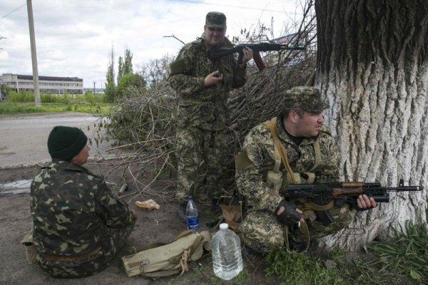 Проруски въоръжени мъже заемат позиции край Славянск. Снимка: Ройтерс