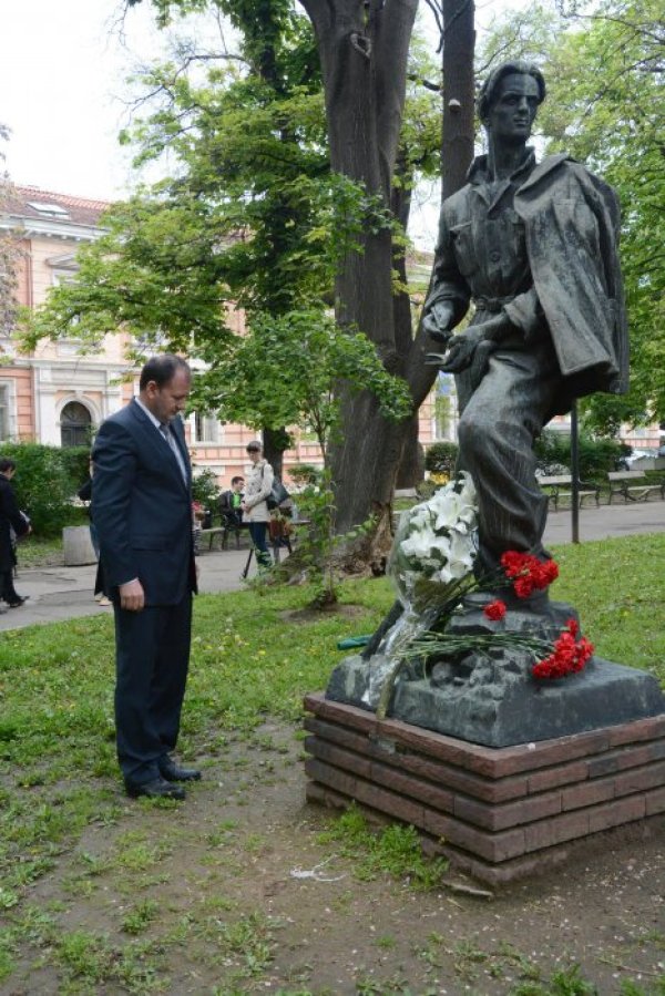 Паметникът на Никола Вапцаров, дело на големия  български склуптор Николай Владов, бе изваден от така наречения Музей на  социалистическото изкуство и върнат на неговото старо място &ndash; двора на  Националната художествена галерия откъм улица &bdquo;Московска&rdquo;. Монументът на  поета е поставен на същия пиедестал, откъдето преди две години и  половина бе демонтиран по нареждане на министъра на културата Вежди  Рашидов. Снимка: Булфото