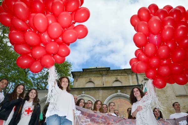 Варненската организация на БЧК чества Световния ден на Червения кръст с много награди за активисти и доброволци. По-късно над 200 балона полетяха в небето за да ознаменуват празника. Снимка: БТА
&nbsp;