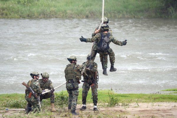 Антитерористична операция бе разиграна от Специалните сили на МО и екипи на МВР в Пловдив. Бяха тренирани действия за десант на командоси в коритото на река Марица и обезвреждане на взривно устройство чрез използването на специален сапьорски робот. Снимка: БТА