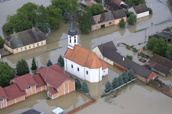 Вода е покрила улици и дворове в село в източната част на Хърватия. Ситуацията с наводненията в Сърбия, Босна и Херцеговина и Хърватия остава изключително критична. Снимка: БТА