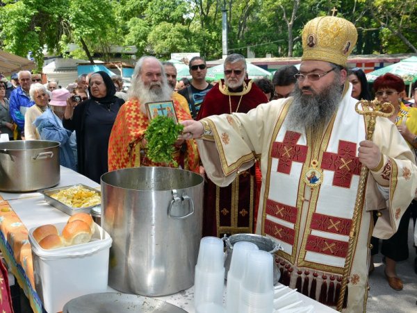 С тържествена литургия и литийно шествие водено от Варненския и Великопреславски митрополит Йоан, започна празника на местния манастир, носещ името на светите Константин и Елена. По-късно в едноименния курорт на миряните беше раздаден рибен курбан. Днес се открива и новият туристически сезон в КК &quot;Свети Константин и Елена&quot;. Снимка: БТА