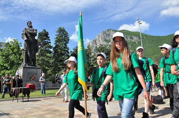 Във Враца бяха открити възпоменателните чествания &bdquo;Ботеви дни-2014&rdquo;, посветени на 138 години от подвига на поета-революционер Христо Ботев и водените от него 200 четници. По традиция &bdquo;Ботеви дни&rdquo; бяха открити с церемония по издигане на националния флаг и запалване на Вечния огън до паметника на Христо Ботев. Снимка: БТА