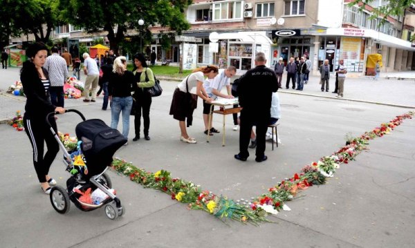 Затвориха с кашпи с цветя улица &quot;Кольо Ганчев&quot; в Стара Загора в отсечката, от която е навлязъл джипът, прегазил на 2 юни четиригодишния Паоло. И днес старозагорци продължават да идват за да положат цветя на мястото на инцидента. Снимка: БТА