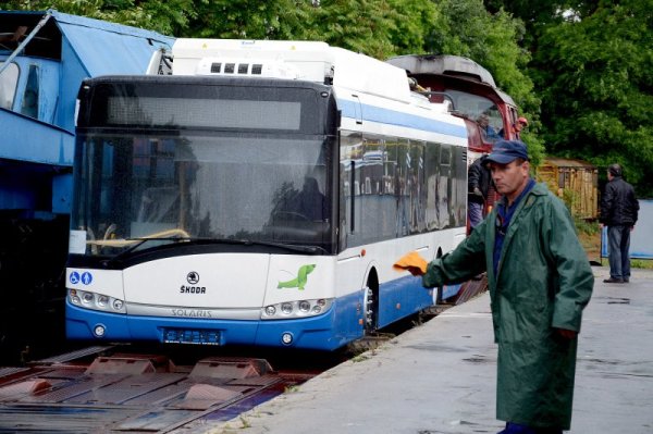 Три нови тролейбуса &quot;Шкода 26 ТР Соларис&quot; пристигнаха с товарен влак във Варна. Предстои общо 30 возила да обновят до септември автопарка на морския град. Снимка: БТА
&nbsp;