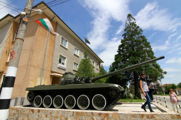 Танк Т-72М се превърна в атракция в пазарджишкото село Бошуля. Бойната машина е безвъзмездно дарена на селото от МО. Снимка: Impact Press Group