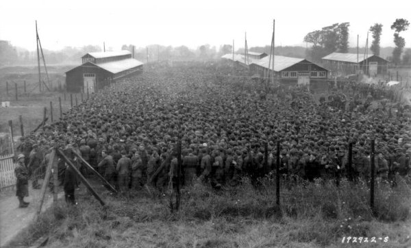 Германски военнопленници хванати след Десанта в Нормандия. Пазят ги американски войници. Снимка: Reuters