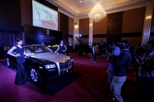 Модели представят Rolls Royce Wraith в Пном Пен, Камбоджа. Снимка: Reuters