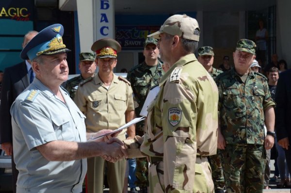 Министърът на отбраната Ангел Найденов, началникът на отбраната генерал Симеон Симеонов  и постоянният секретар на отбраната Добромир Тотев присъстваха на тържествена церемония за изпращането на последния български контингент от състава на Международните сили за поддържане на сигурността в Афганистан (ISAF). На церемонията в Казанлък присъстваха областният управител на Стара Загора Живка Аладжова и кметът на Казанлък Галина Стоянова. Снимка: БТА
&nbsp;