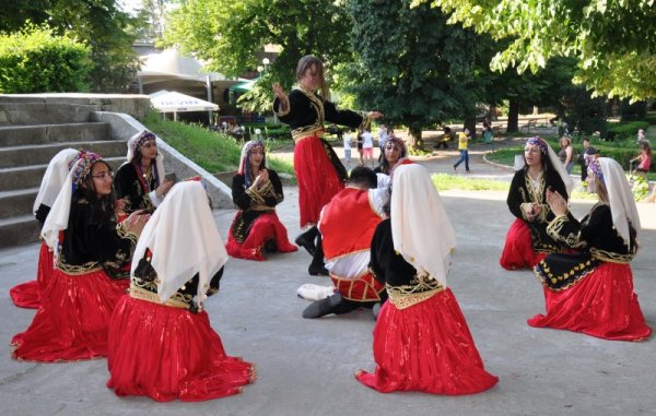 По традиция в крайдунавския парк, на сцената пред художествената галерия във Видин, през лятото се провеждат концерти на открито. Начало на концертите даде фолклорен клуб &quot;Армелит&quot; от град Кочаели, Турция. Снимка: БТА