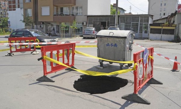 Огромна дупка се появи на пътното платно на ул. &quot;Резбарска&quot; в столичния квартал &quot;Хаджи Димитър&quot;. Ямата на пътя е забелязана около 20 часа вчера. По думите на свидетели асфалтовия път пропаднал, след като по него минал лек автомобил &quot;Smart&quot;. Ровът е с диаметър над един метър, а освен това е дълбок близо 1,5 метра. Снимка: Булфото