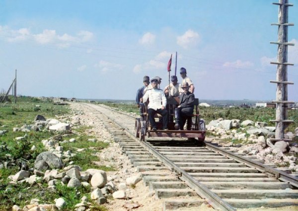 Фотографът Прокудин се вози на дрезина в близост до Петрозаводск. Годината е 1915-та. Снимка: The Library of Congress