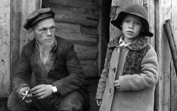 Пастир със сина си, село Белогородка, 1979 година. Снимка: sociophoto.narod.ru