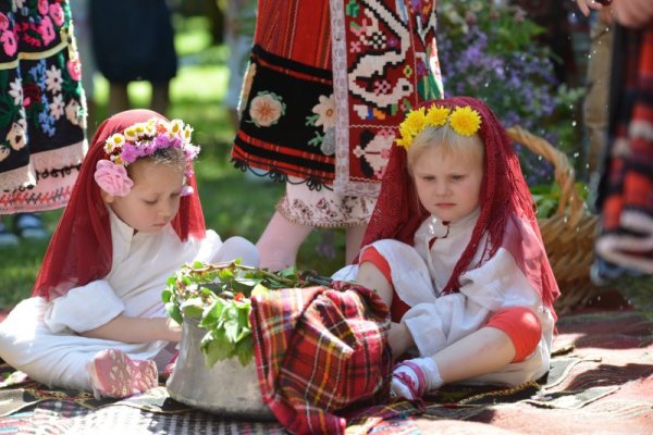 В сливенското село Бяла вече 14 години празнуват Еньовден, съчетавайки народните традиции и обичаи със съвременността. И тази година празникът започва вечерта преди Еньовден, когато   се изпълняват ритуалите &quot;Избиране на лична мома&quot; и &quot;Мълчана вода&quot;. Събраните билки трябва да са точно 77 и половина, колкото са болестите на тази земя. Снимка: БТА