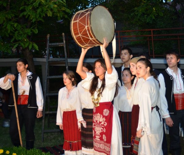 В къща-музей &quot;Анание Явашов&quot; в Разград младежката формация за театър &quot;Импулс&quot; от областния град представи спектакъла &quot;Змейова сватба&quot;. Снимка: БТА