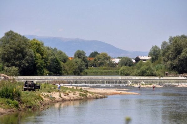 Струма и водоемите край най-голямата река в Югозападна България си остават предпочитано място за риболовни излети през ваканцията в Благоевград и района. Снимка: БТА