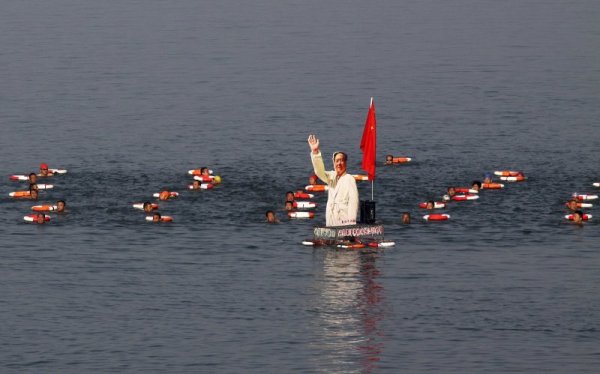 Култа пред Мао и вода не го спира. Снимка: Reuters