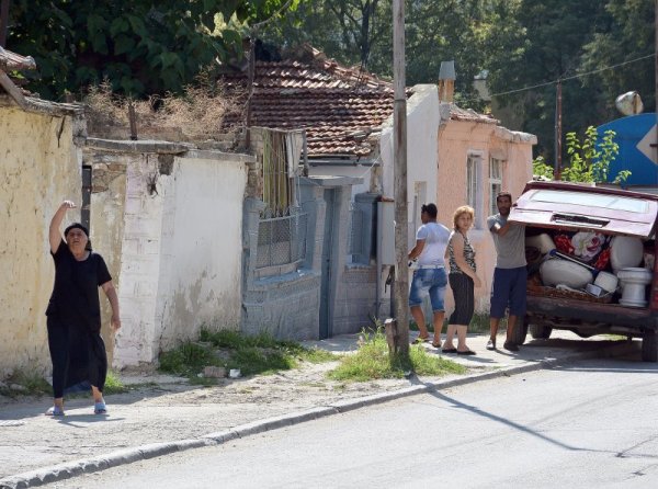 Във Варна започна събарянето на 33 общински къщи, в които са се самонастанили семейства. Предстои багери да влязат в ромската махала, където има повече от 200 незаконни постройки. Снимка: БТА
&nbsp;